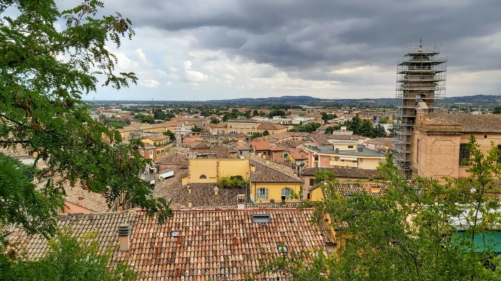Vicoli del centro storico di Santarcangelo di Romagna con la torre civica sullo sfondo