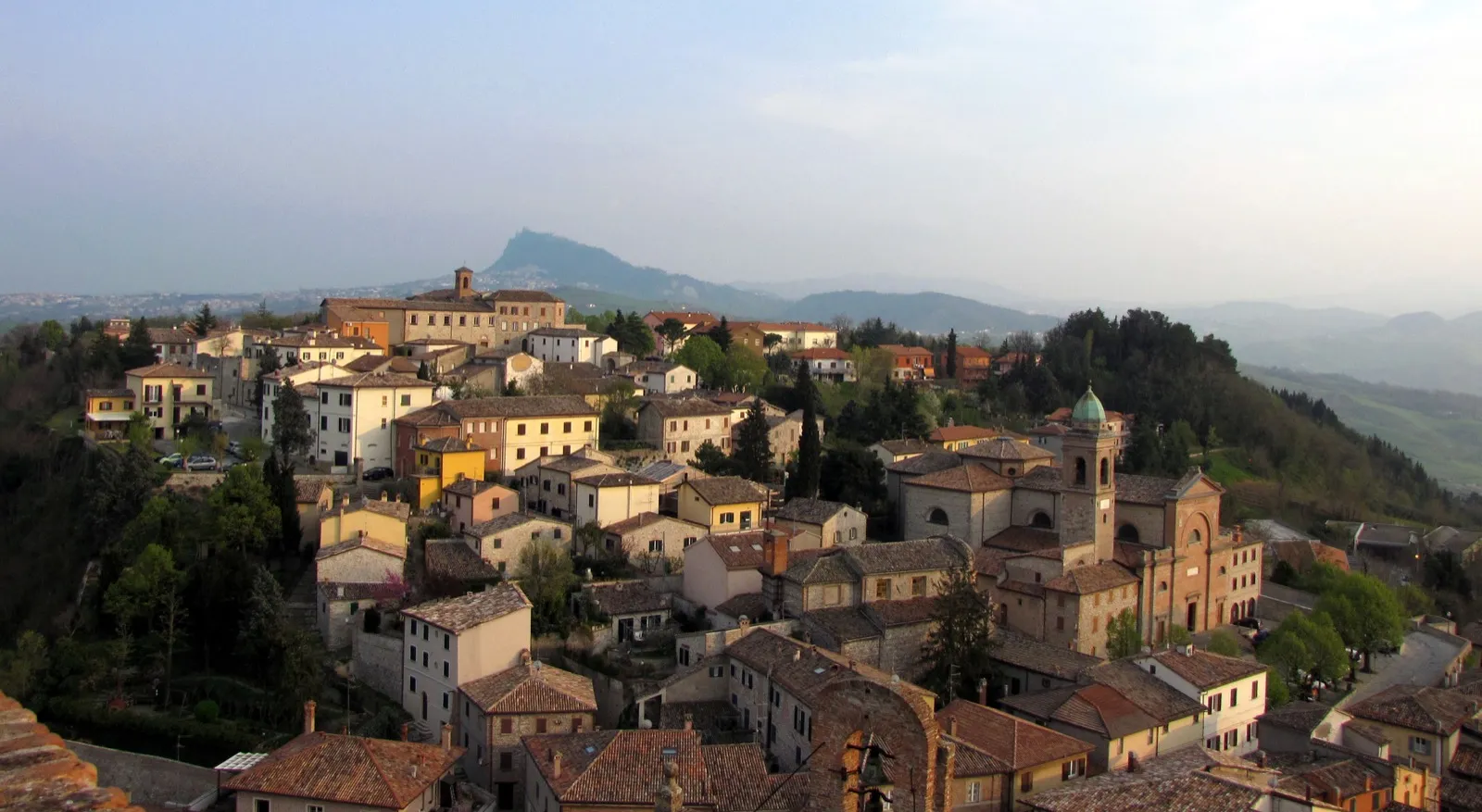 Veduta dall'alto del borgo di Verucchio arroccato sul colle