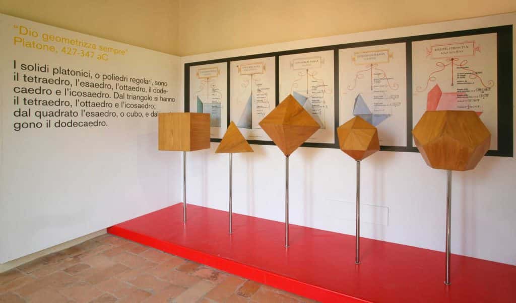 Elementi geometrici di legno al Museo di Pennabilli