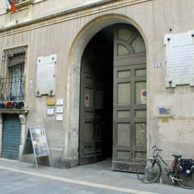 ingresso al museo, palazzo laderchi